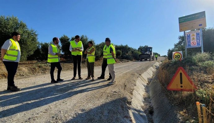 Visita a las obras en el camino rural de La Golosa, en Arjona