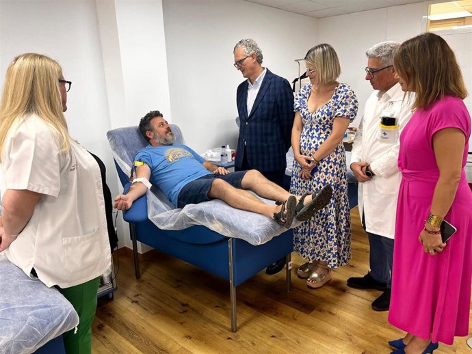 El consejero de Salud, Juan José Pedreño, visita la nueva zona del hospital del Rosell que alberga el Centro de Hemodonación de Cartagena