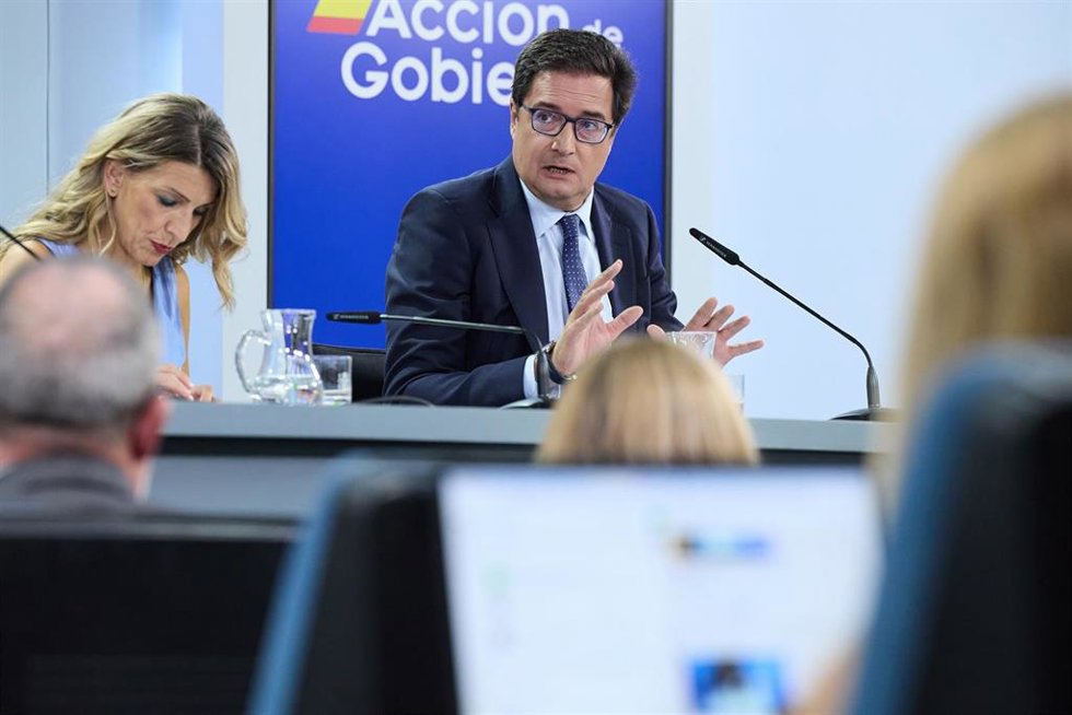 La vicepresidenta segunda y ministra de Trabajo, Yolanda Díaz, y el ministro para la Transformación Digital y de la Función Pública, Óscar López, durante una rueda de prensa posterior a la reunión del Consejo de Ministros, en el Palacio de La Moncloa, a