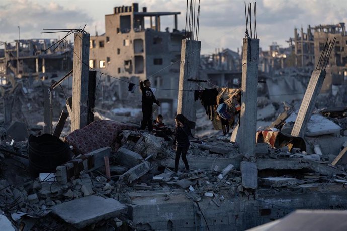 Archivo - Niños palestinos desplazados observan la destrucción causada por los ataques aéreos israelíes en el campamento de Yabalia (Franja de Gaza).