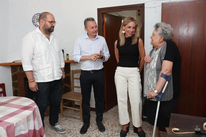 La presidenta de la Diputación con uno de los vecinos de la calle Barrero de Zahara.