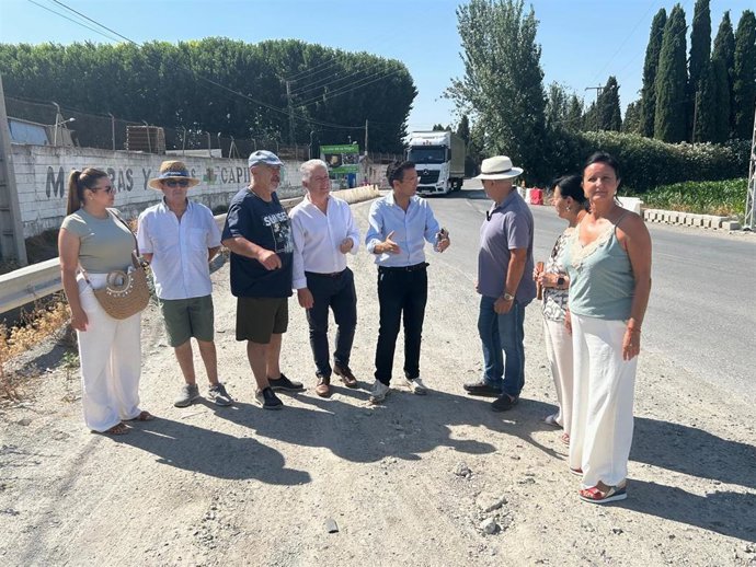 Visita del PSOE con vecinos a la carretera de la Puleva