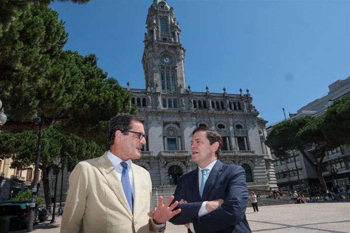 El presidente de tras una reunión de trabajo con el alcalde de Oporto, Rui Moreira,