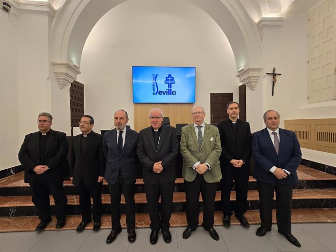 Foto de familia, presidida por el arzobispo, tras la presentación del Observatorio de Piedad Popular de Sevilla.