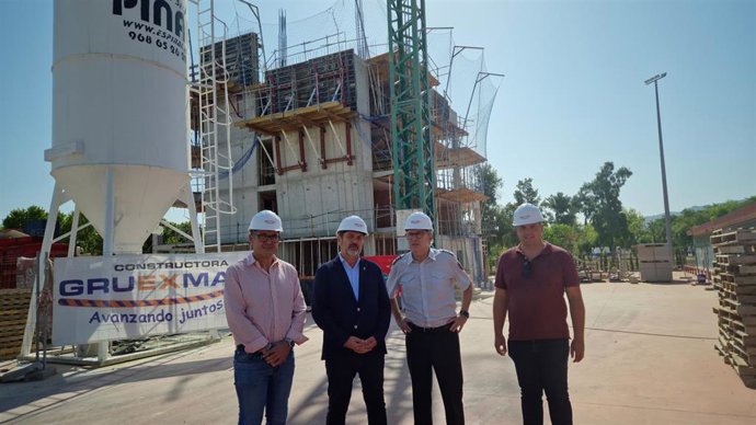 El concejal de Seguridad Ciudadana y Emergencias de Murcia, Fulgencio Perona, visita las obras de construcción del campo de maniobras para bomberos, ubicado en el polígono industrial de San Ginés