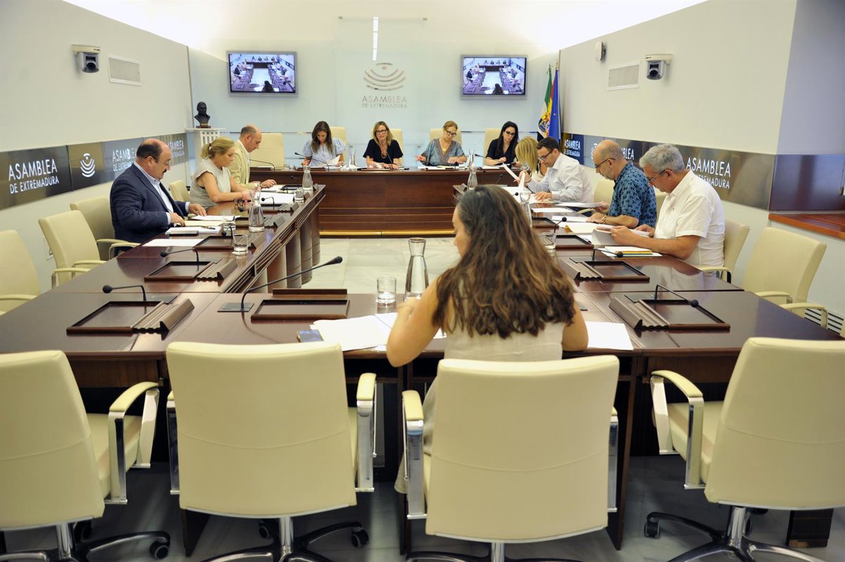 La sanidad, los PGEx o la convalidación de un decreto de función pública centrarán el pleno del jueves en la Asamblea