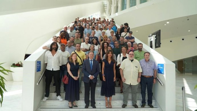 El Alcalde De Oviedo, Alfredo Canteli, Acompañado De La Concejala De Economía, Transformación Digital Y Políticas Sociales, Leticia González, Junto A 124 Trabajadores De Talleres De Empleo.