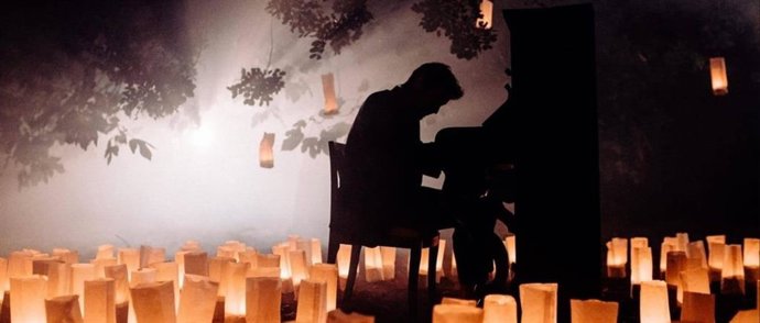 David Gómez durante uno de sus conciertos rodeado de velas
