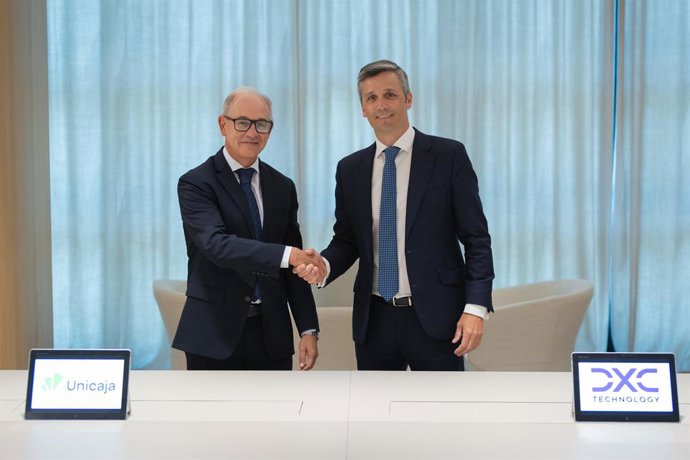 Isidro Rubiales, CEO Unicaja (left), and Alfonso Garcia, Managing Director, DXC Spain & Portugal (right), sign a 10-year banking modernization agreement.