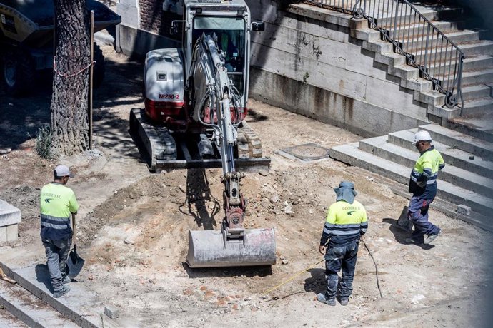 Varias personas trabajan al aire libre, a 4 de julio de 2025, en Madrid (España). 