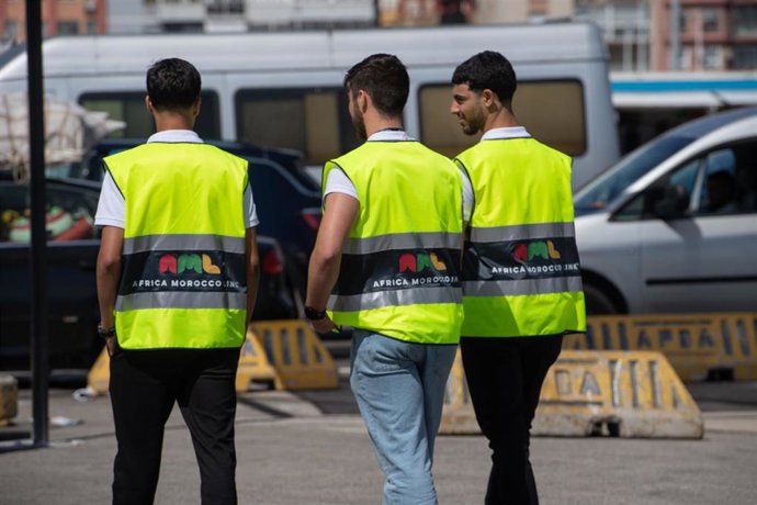 Archivo - Trabajadores del puesto de control de pasaportes en el puerto de Algeciras, en imagen de archivo