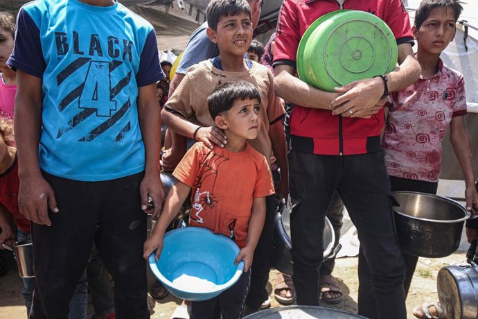 Archivo - Palestinos esperan una entrega de ayuda en la ciudad de Gaza (archivo)