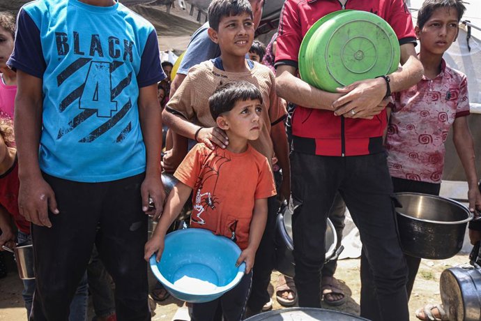 Archivo - Arquivo - 1º de junho de 2025, Cidade de Gaza, Faixa de Gaza, Território Palestino: Palestinos deslocados, incluindo mulheres e crianças, esperam para receber alimentos distribuídos por organizações de ajuda na Cidade de Gaza, Gaza, em 1º de jun