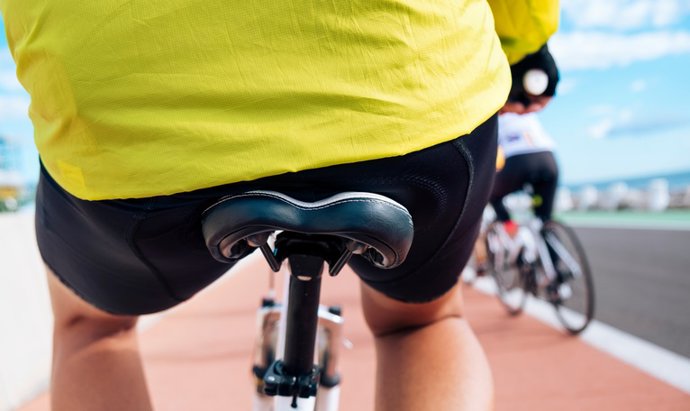 Archivo - Jovem esportista andando de bicicleta