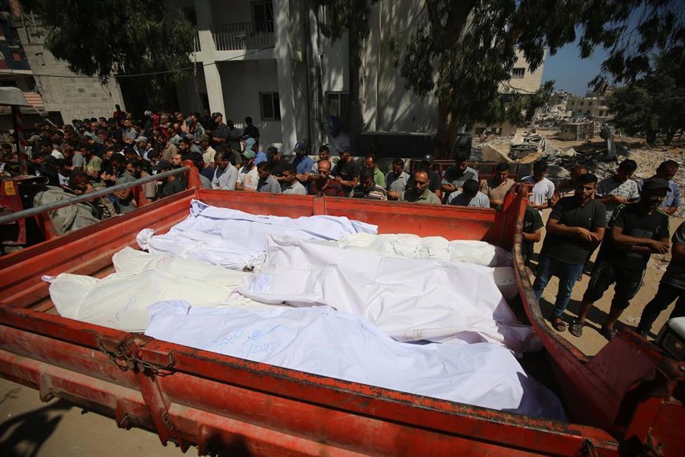 Cadáveres de varios palestinos muertos por un bombardeo de Israel contra tiendas de campaña usadas por desplazados en la Franja de Gaza tras su traslado al Hospital Al Shifa (archivo)