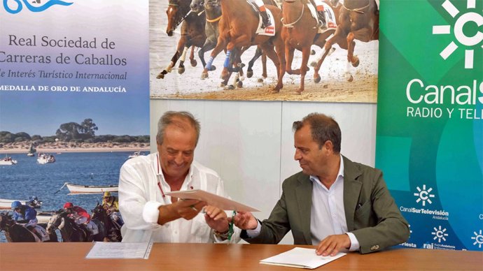 El director general de la RTVA, Juande Mellado, y el presidente de la Real Sociedad de Carreras de Caballos de Sanlúcar de Barrameda, Rafael Hidalgo, en la firma del convenio.