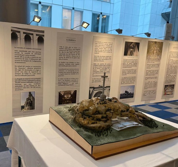 Imagem da exposição organizada pela Vox no Parlamento Europeu dedicada ao Valley of the Fallen sob o título 'La Cruz como símbolo de las raíces cristianas' (A Cruz como símbolo das raízes cristãs).