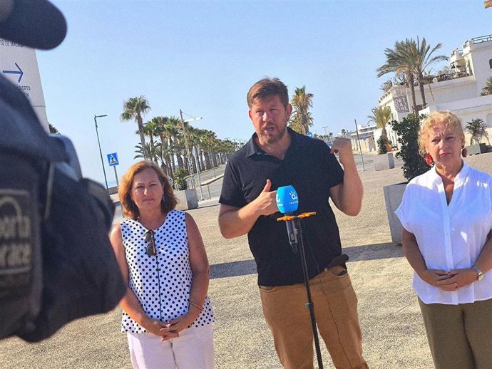 El portavoz del grupo municipal Con Málaga, Nicolás Sguiglia, ha reclamado al alcalde Francisco de la Torre que renuncie "de una vez y de forma definitiva" al proyecto del rascacielos en el dique de Levante del puerto.