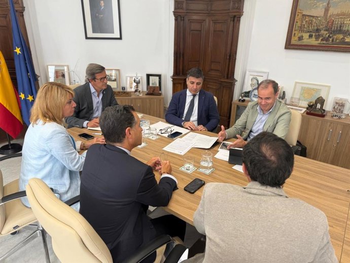 Encuentro técnico entre la alcaldesa de Huelva, Pilar Miranda, y el consejero de Industria, Energía y Minas, Jorge Paradela.