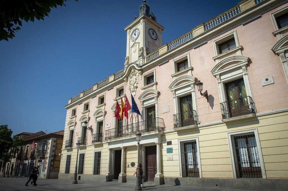 Archivo - Fachada del Ayuntamiento de Alcalá de Henares, a 17 de junio de 2023, en Alcalá de Henares, Madrid (España). 