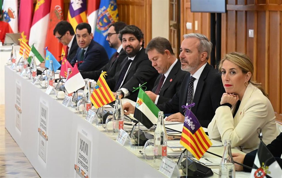 Archivo - (I-D) El presidente de la Generalitat de Catalunya, Salvador Illa, el presidente de la Junta de Andalucía, Juanma Moreno, el presidente del Principado de Asturias, Adrián Barbón, el presidente de la Junta de Castilla-La Mancha, Emiliano García