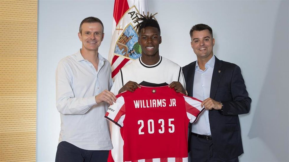 El jugador del Athletic Club Nico Williams junto al presidente del club, Jon Uriarte, y el director deportivo, Mikel González.