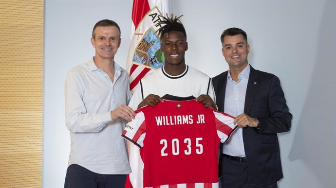 El jugador del Athletic Club Nico Williams junto al presidente del club, Jon Uriarte, y el director deportivo, Mikel González.