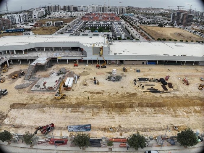 Obras del nuevo centro comercial de Entrenúcleos