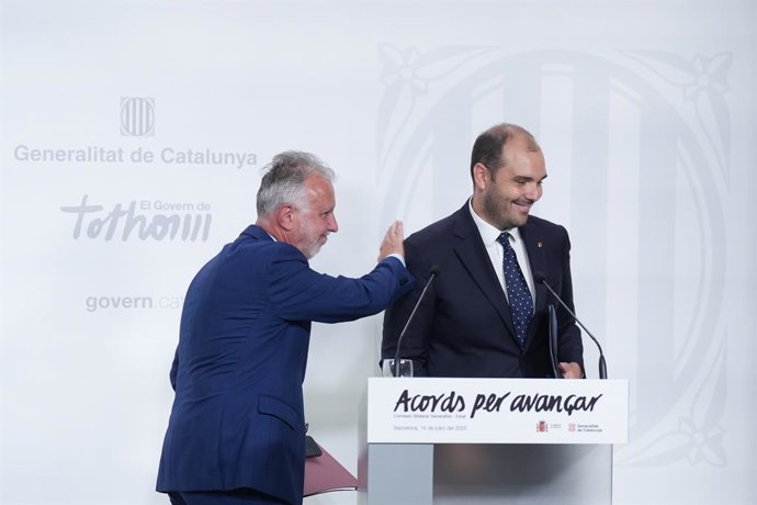 El conseller de Presidència, Albert Dalmau, i el ministre de Política Territorial i Memòria Democràtica, Ángel Víctor Torres, després de la bilateral 