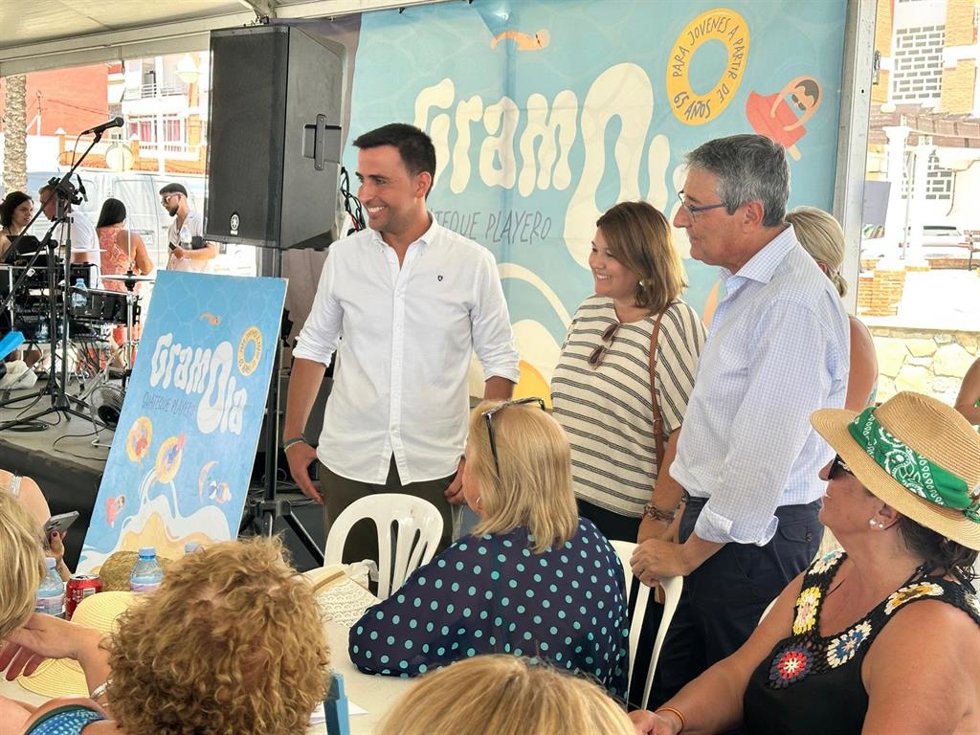 El presidente de la Diputación de Málaga, Francisco Salado, junto al diputado de Mayores, José Santaolalla, y la alcaldesa de Algarrobo, Natacha Rivas.