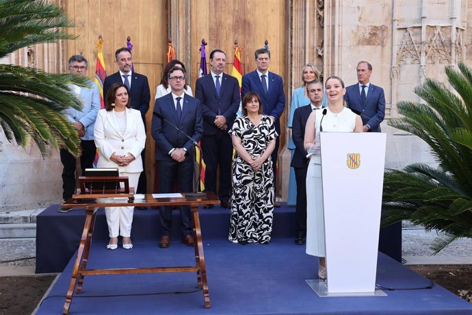 La presidenta del Govern Balear, Marga Prohens, durante la toma de posesión de los nuevos consellers del Govern balear, en el Consolat de Mar.