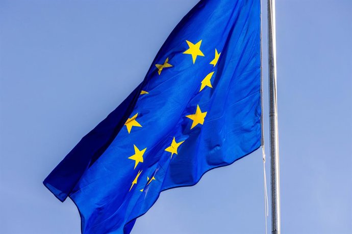 Archivo - FILED - 05 October 2022, France, Strasbourg: The flag of the European Union flies in front of the European Parliament building in Strasbourg. Photo: Philipp von Ditfurth/Deutsche Presse-Agentur GmbH/dpa