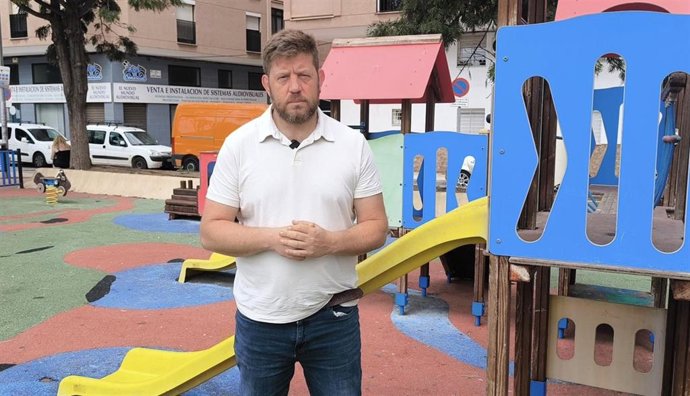 El portavoz del grupo municipal Con Málaga en el Ayuntamiento, Nicolás Sguiglia, ha criticado la falta de sombra en la mayoría de los parques infantiles de la ciudad, una situación que afecta a seis de cada diez áreas de juego infantil.