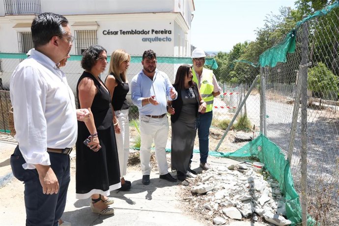La presidenta de la Diputación de Cádiz, Almudena Martínez, durante  la visita a las obras de la barriada La Verbena.
