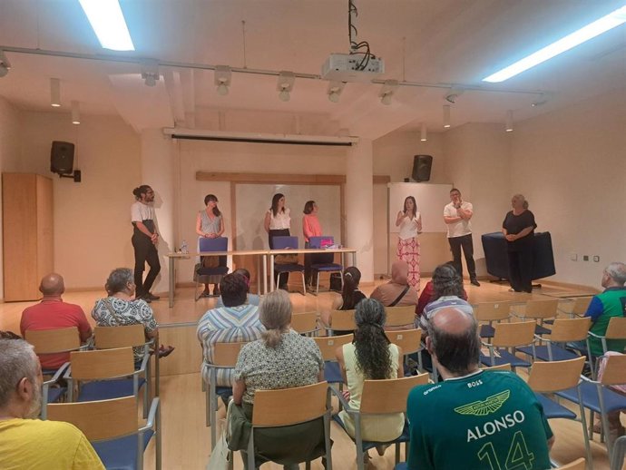 Eva María Pérez Fernández Teniente De Alcalde, Marcos García ADL, Mónica Iglesias ADL, Paula Díaz Docente CP Turismo, Seila Miguel Directora, Aranzazu Iglesias Docente CP Diseño Gráfico Y Diego Pastor Docente CP Instalaciones Deportivas