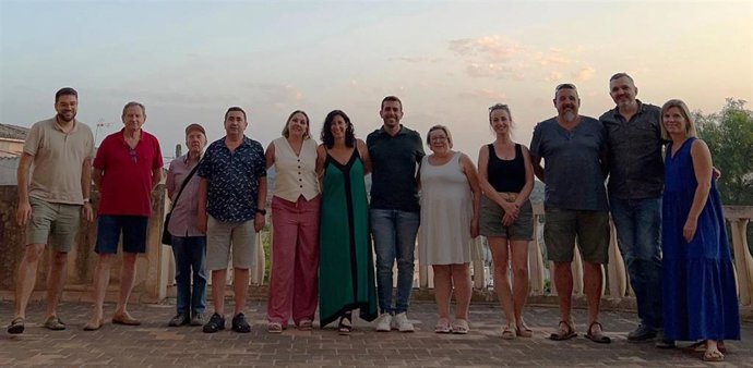 Imagen de la nueva ejecutiva del PSIB de Montuïri, con su secretario general, Toni Miralles, y la secretaria general de la FSM, Amanda Fernández.