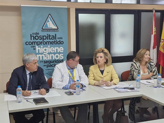 La gerente regional de Salud, Violeta Martínez Pindado, durante la comisión de seguimiento del plan especial en materia de asistencia sanitaria de El Bierzo (León).
