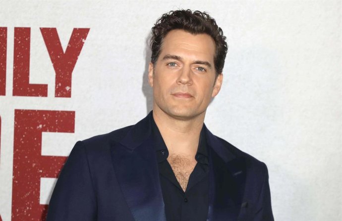 Mientras el nuevo Superman arrasa, Henry Cavill ya luce nuevo look para su nuevo proyecto