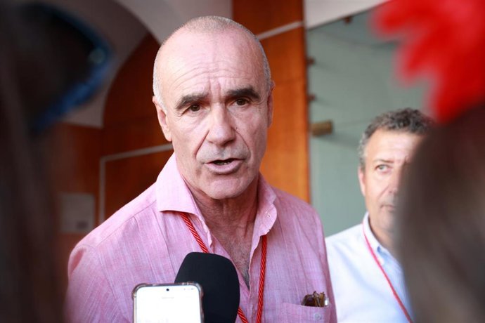 Archivo - El portavoz del Grupo Municipal Socialista en el Ayuntamiento de Sevilla, Antonio Muñoz, en una atención a medios. Imagen de archivo. 