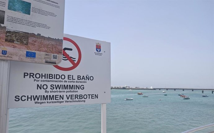 Cartel que desaconseja el baño en la zona de La Pescadería, en Arrecife (Lanzarote)