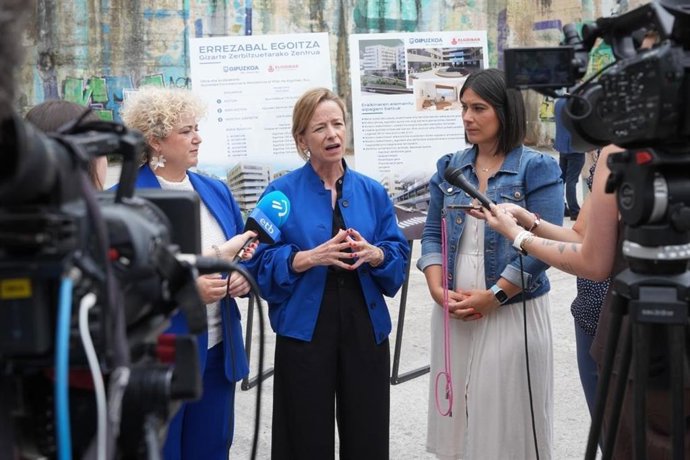 Ezkerretik eskuinera: Maite Peña, Eider Mendoza eta Maialen Gurrutxaga