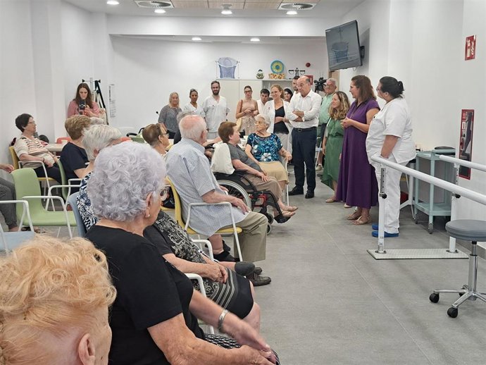 La consellera de Salud, Manuela García, visita las nuevas instalaciones del Hospital de la Creu Roja.