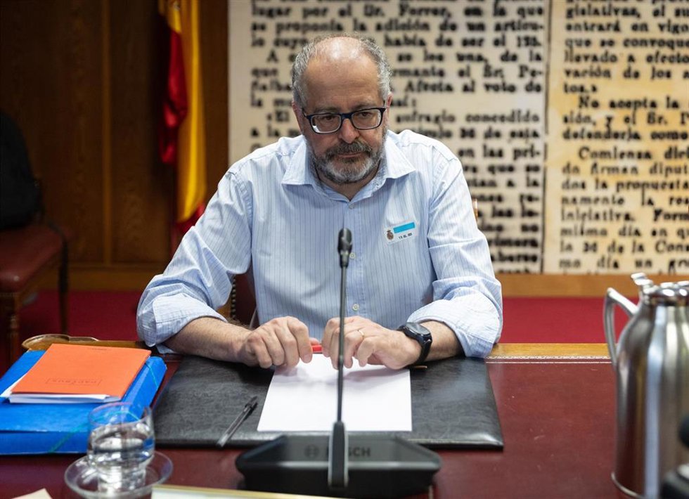 El secretario de la mesa de contratación de la obra de los túneles de Belate, en Navarra, Lorenzo Serena Puig, comparece en la comisión de investigación sobre el Caso Koldo, en el Senado, a 15 de julio de 2025, en Madrid (España). La comisión que inves