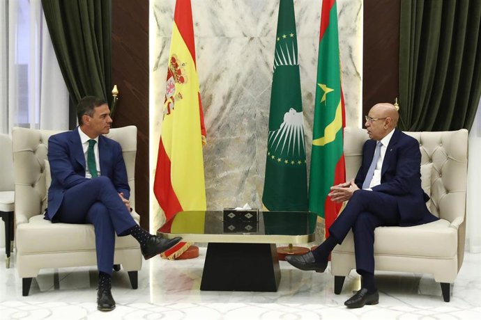 Archivo - El presidente del Gobierno, Pedro Sánchez (i), y el presidente de Mauritania, Mohamed Uld Ghazuani (d), durante una reunión en el palacio presidencial, a 27 de agosto de 2024