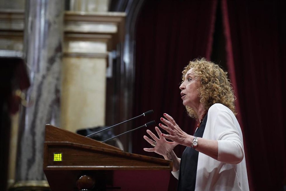 La diputada de ERC Ester Capella interviene durante un pleno en el Parlament de Catalunya, a 15 de julio de 2025, en Barcelona, Catalunya (España). El Parlament debate en un pleno monográfico las situación de las infraestructuras en Catalunya tras las ú