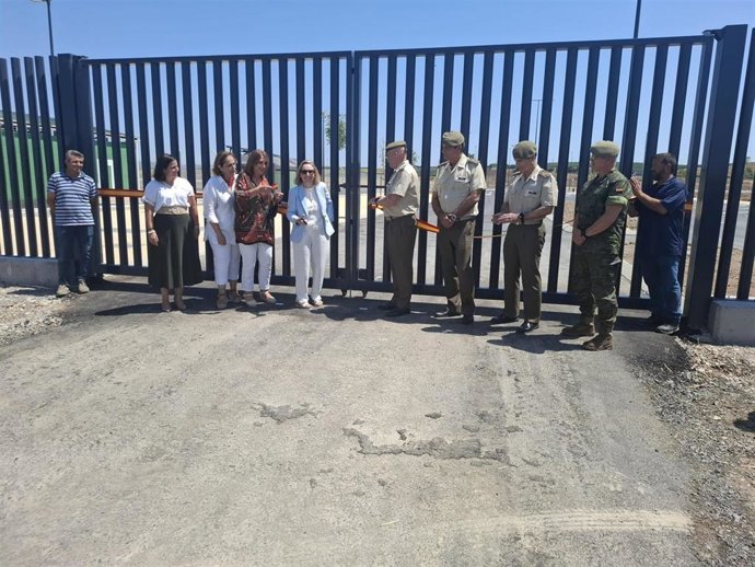 Valcarce (centro), tras cortar la cinta que simbolizaba la recepción de las obras de urbanización y del vallado de la BLET.