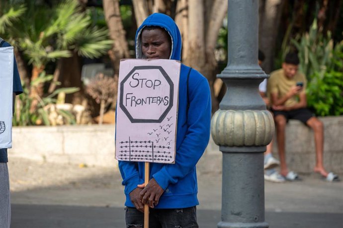 Un grupo de personas durante el círculo de silencio por el tercer aniversario de la tragedia de Melilla,