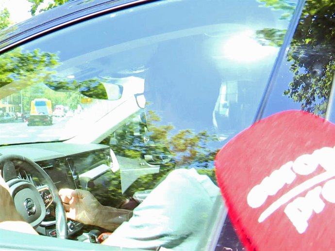 Álvaro Muñoz Escassi evita dar la cara tras las palabras de María José Suárez y la defensa de Lara Dibildos