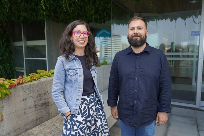 Los investigadores Elena Pazos Chantrero y Juan Fafián Labora, en las instalaciones del Centro Interdisciplinar de Química e Bioloxía (CICA) de la Universidade da Coruña.