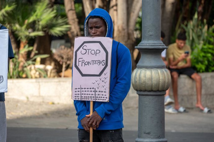 Un grupo de personas durante el círculo de silencio por el tercer aniversario de la tragedia de Melilla, a 24 de junio de 2025, en Ceuta (España). Ceuta ha celebrado hoy un círculo de silencio para recordar la tragedia del 24 de junio de 2022, cuando, seg